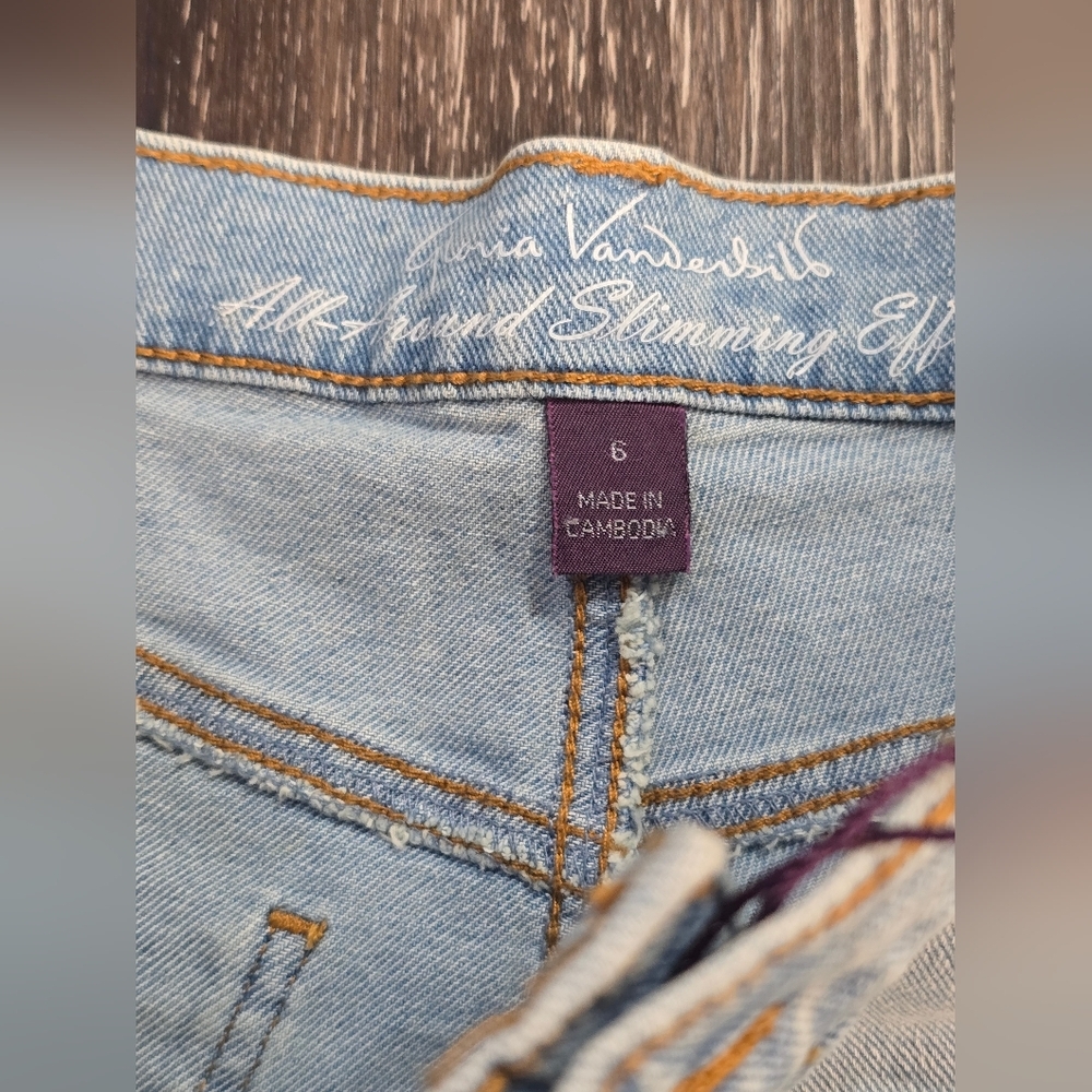 Cool off in Gloria Vanderbilt's relaxed denim shorts various sizes - Picture 7 of 9